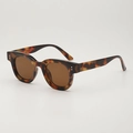 Gafas de sol retro de montura cuadrada en carey con lentes marrones y remaches plata - Montura Carey