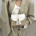 Borsa a tracolla in paglia con patta in pelle bianca e doppie nappe per le donne - Bianco