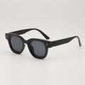 Retro Sonnenbrille mit dickem schwarzem Rahmen, grauen Gläsern und silbernen Nieten - Schwarzer Rahmen Graue Gläser