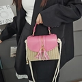 Borsa a tracolla in pelle rosa e paglia intrecciata con dettaglio nappa chic - Rosa