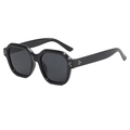 Gafas de sol retro con montura negra gruesa, remaches de metal y lentes oscuras - Gris Negro Brillante