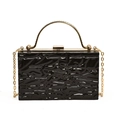 Clutch in acrilico nero con trama a crepe di ghiaccio e manico in metallo dorato - Stile 2 Nero