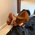 Bolso tipo cubo de gamuza marrón vintage con correa geométrica y detalles dorados - Marrón