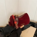 Bolso cilíndrico vintage de terciopelo burdeos con correa bordada y placa de moda - Rojo