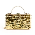Elegante borsa da sera dorata con trama metallica e manico rotondo su sfondo bianco - Stile 2 Oro