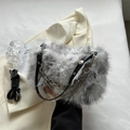 Borsa a spalla chic in finta pelliccia grigia e bianca con catena argento - Grigio