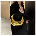 Detalle de bolso de mano de acrílico dorado con efecto espejo metálico en forma de luna - Dorado