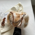 Borsa in peluche a macchie marroni con tracolla in pelle e dettaglio catena argento - Marrone
