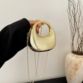 Minibolso dorado pulido con asa circular integrada y correa de cadena de cuentas - Dorado