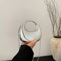 Bolso de mano minimalista con espejo plateado en forma de guijarro y asa redonda - Plateado