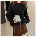 Zilveren metallic kettingtas met verticale strepen, stijlvol gedragen als crossbodytas - Zilver