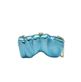 Detalle del bolso de noche azul claro galvanizado con cierre dorado y cadena fina - Azul