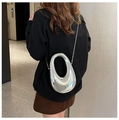 Silberne Tropfen-Hartschalen-Tasche mit Metallkette, Rückansicht an einem Modell - Silber