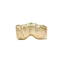 Detalle del bolso de fiesta dorado con diseño ondulado y acabado de espejo brillante - Oro Claro