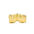 Detalle de bolso de fiesta dorado escultural con acabado espejo metálico y cadena fina - Dorado