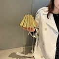 Gouden geplooide avondtas met kettingriem en metalen bolvormige sluiting voor dames - Goud