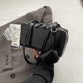 Minimalistische schwarze Lackleder-Schultertasche mit Mini-Etui in Lifestyle-Umgebung - Schwarz
