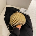 Elegante borsa da sera dorata a forma di conchiglia con trama metallica e catena - Oro Chiaro
