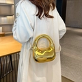 Borsa da sera moderna in acrilico con finitura a specchio dorata e catena in metallo - Oro