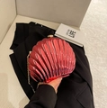 Pochette da sera rossa metallizzata a forma di conchiglia con chiusura a sfera d'oro - Rosa Rosso