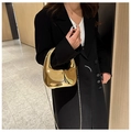 Borsa a mano dorata a specchio dal design scultoreo fluido con tracolla a catena fine - Oro Chiaro