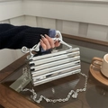 Zilveren clutch met ijs-textuur en metalen handvat in de vorm van een luipaard - Horizontale stijl / Zilver
