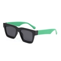 Occhiali da sole rettangolari con montatura nera e stanghette verde neon su sfondo bianco - Montatura Nera Stanghetta Verde