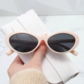 Dettaglio degli occhiali da sole cat-eye crema retrò con custodia in pelle bianca - Bianco Avorio Grigio