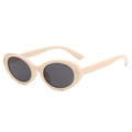 Lunettes de soleil ovales crème chic avec rivets métalliques à trois points et verres foncés - Taille unique / C7 Monture Blanc Ivoire Verres Gris