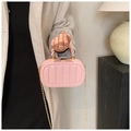 Détail du sac bandoulière matelassé rose avec chaîne dorée et poignée tressée - Rose