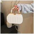 Détail du sac à main ovale blanc matelassé avec fermoir rotatif doré et chaîne - Blanc