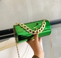 Zylindrische smaragdgrüne Abendtasche mit Metallic-Finish und goldenem Kettenhenkel - Grün
