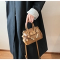 Braune Lederumhängetasche mit Metallschnalle und süßem Plüschbär-Anhänger-Detail - Khaki (Mit Anhänger)