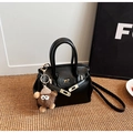 Detail der schwarzen Kelly Bag mit matten PU-Leder und niedlichem Plüschmonster-Anhänger Deko - Schwarz (Mit Anhänger)
