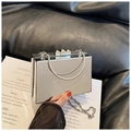 Detail van zilveren spiegel acryl box tas met metalen slangenketting handvat en glans - Effen Zilver