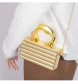 Detail van gouden acryl box bag met horizontale strepen en een kettingriem - Streepstijl (09007) / Gouden Horizontale Strepen