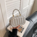 Sac à main argenté matelassé en acrylique avec poignée torsadée et chaîne dorée - Argent