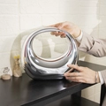Borsa da sera in acrilico argento a forma di luna tenuta in mano con catena - Argento