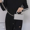 Zilveren mini koffer crossbodytas van acryl met metalen kettingriem voor dames - Streepstijl (09007) / Zilveren Horizontale Strepen