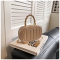 Sac boîte en acrylique kaki à surpiqûres verticales, anse torsadée et chaîne d'or - Kaki