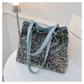 Détail du sac cabas à paillettes colorées avec lanières en cuir bleu clair et zip - Bleu