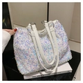 Gros plan détaillé des paillettes irisées sur un grand sac cabas blanc avec sangles - Blanc