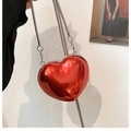 Dettaglio borsa a tracolla in acrilico rosso a forma di cuore con catena d'argento - Rosso