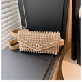 Dettaglio del marsupio beige con strass scintillanti e cinturino in pelle fine - Rosa