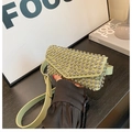 Détail d'un sac à bandoulière vert citron orné de strass brillants et d'une sangle assortie - Vert