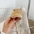 Goldene Abendtasche in Muschelform mit Reliefstreifen und eleganter Perlenkette - Gold