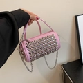 Roze cilindrische handtas met zilveren studs en een elegante metalen kettingriem - Roze