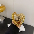 Borsa da sera dorata a forma di cuore con trama a pieghe e manico di perle tenuta a mano - Oro con manico in grani dorati