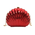 Chique schelpvormige avondclutch in metallic rood met een elegante gouden ketting - Rood