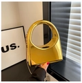 Detailansicht einer goldenen geometrischen Acryl-Abendtasche mit Rundgriff und Kette - Gold